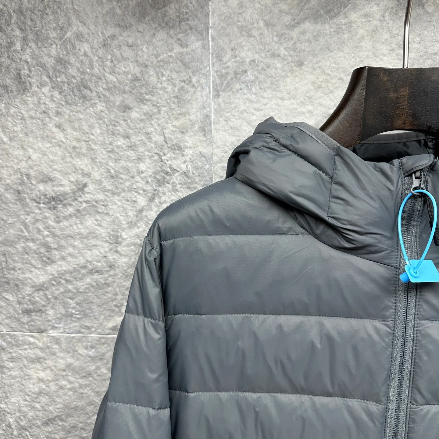 P700 Ralph Lauren 2025 new style hooded down jacket for couples with pony embroidery 🍃 High version top quality 🍃 90 white duck down Vacuum filling Exquisite craftsmanship Coated custom fabric Painted nylon lining Logo letter embossed Double-layer lining No running velvet No velvet Loose fit to cover the flesh and make you look slim Refuse to be bloated and energetic to go out Super practical The upper body effect is natural, casual and comfortable ~ Color: black gray Size: M-3XL